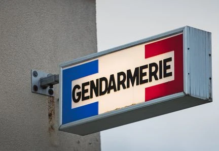 Haute-Vienne : un homme attache des parpaings aux pattes de son chien et le noie dans un étang