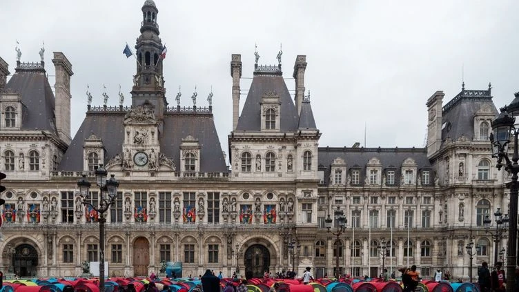 Le parvis de l'Hôtel de Ville de Paris évacué, 560 migrants mis à l'abri dans des gymnases