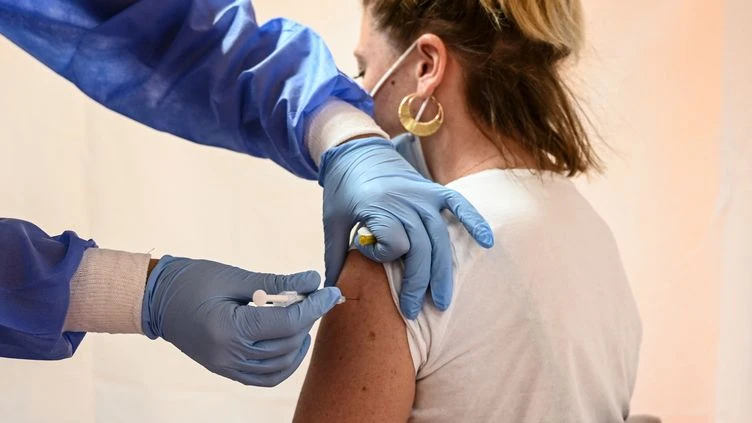 Covid-19 : comment se comporte le virus chez les personnes vaccinées ?