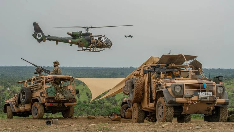 Préparation du 14-Juillet : rencontre avec un pilote d'hélicoptère des forces spéciales françaises, lors d'un exercice en Côte d'Ivoire