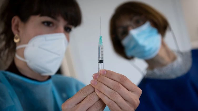 Vaccin contre le Covid-19 : on a passé au crible un tract du collectif Reaction19, engagé contre les mesures sanitaires