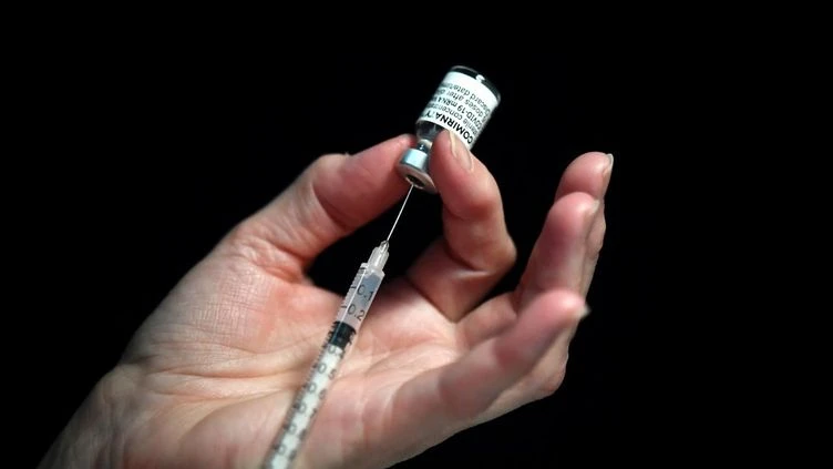 Vaccination anti-Covid : comment éviter une quatrième vague à la rentrée ?