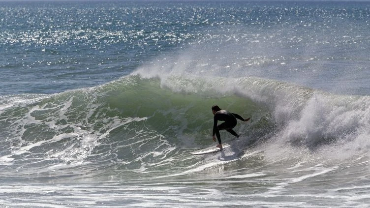 Des surfeurs équipés de capteurs chimiques des eaux de baignade pour en mesurer la qualité