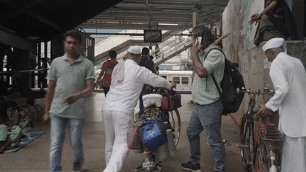 Inde : à Bombay, les dabbawalas sillonnent les rues pour livrer des repas