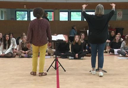Des collégiens du Nord-Isère commémorent la rafle des enfants d'Izieu dans un opéra