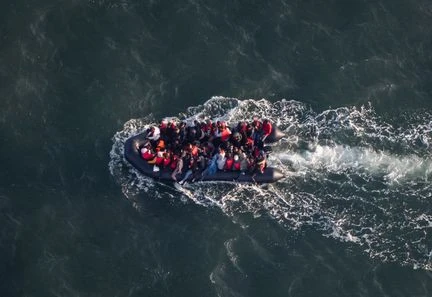 Des sauveteurs en mer portent assistance à une embarcation au large de Dieppe, les passagers refusent et poursuivent vers l'Angleterre