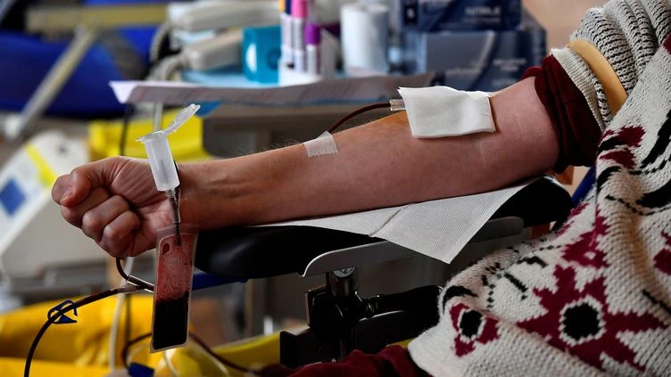 Fake news : une rumeur selon laquelle les personnes vaccinées ne peuvent pas donner leur sang circule