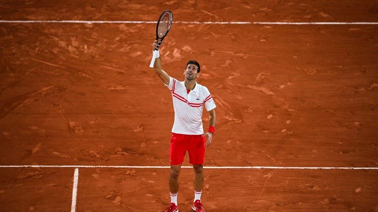 Roland-Garros : Djokovic gagne au terme d’une soirée hors norme