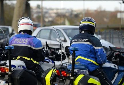 Plus d’un policier ou gendarme sur deux considère que le succès de sa mission prime sur le respect de la loi, selon une étude de la Défenseure des droits