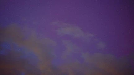 Nuit magique dans toute la France, avec de fascinantes aurores boréales teintées de rose