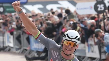 Paris-Roubaix 2025 : le résumé de la victoire en patron de Mathieu van der Poel, après un nouveau bras de fer avec Tadej Pogacar