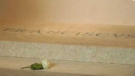 Mort du pape François : des milliers de fidèles rendent hommage au souverain pontife devant son tombeau
