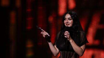 Brit Awards : la chanteuse britannique Charli XCX remporte cinq prix