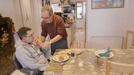 Bruno Solo endosse le rôle d'aidant auprès d'un homme atteint de la maladie de Charcot