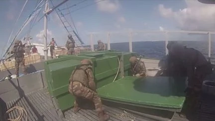 Trafic de drogue : la Marine française saisit dix tonnes de cocaïne dans le golfe de Guinée