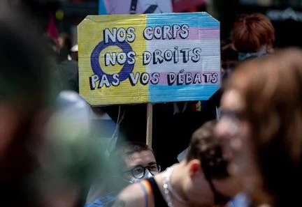 Plus de 800 collectifs et personnalités appellent à manifester contre 