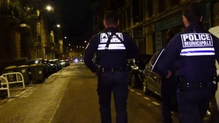 Délinquance : faut-il généraliser le couvre-feu pour les mineurs ?