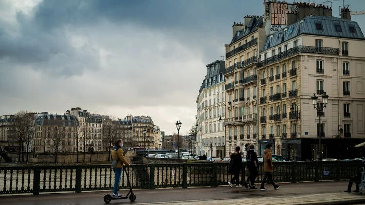 Paris : deux femmes en garde à vue après un accident mortel de trottinette électrique