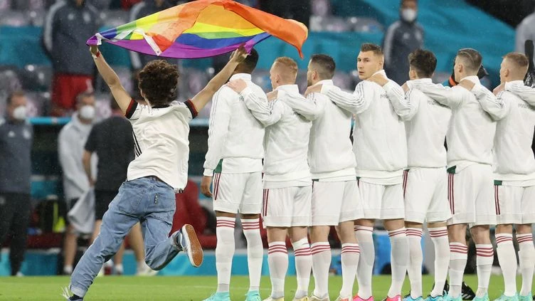 Euro 2021 : un activiste sur le terrain de Munich avec un drapeau arc-en-ciel pendant l'hymne hongrois