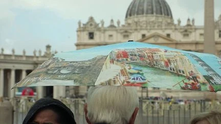 Ouverture du conclave : les fidèles se réunissent place Saint-Pierre