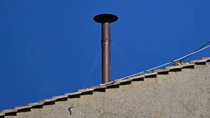 Fumée noire ou fumée blanche ? La cheminée a été installée sur la chapelle Sixtine en vue du conclave