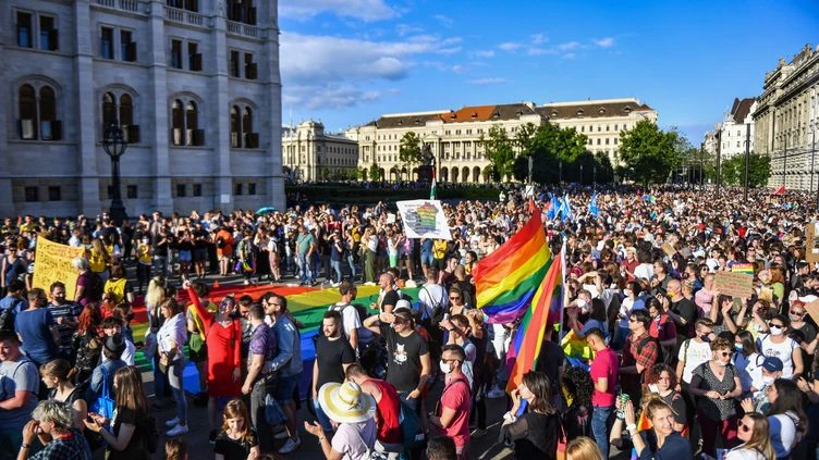 Hongrie : manifestation à Budapest contre une loi interdisant la représentation de l'homosexualité