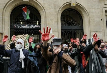 Manifestations propalestiniennes : trois questions sur les mains rouges brandies par des étudiants de Sciences Po mobilisés à Paris