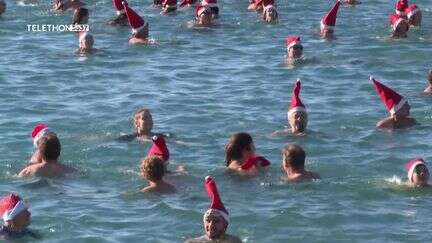 Le premier bain de Noël de la Côte d'Azur réunit près de 700 baigneurs