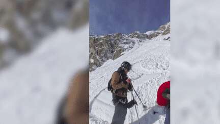 Le monde en images : des skieurs surpris par une avalanche et la menace du plus grand iceberg du monde