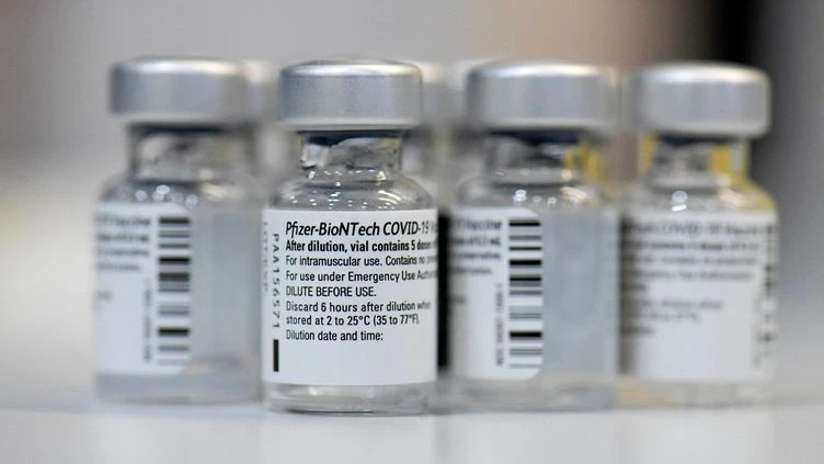 Vrai ou Fake : des influenceurs démarchés pour dénigrer le vaccin Pfizer
