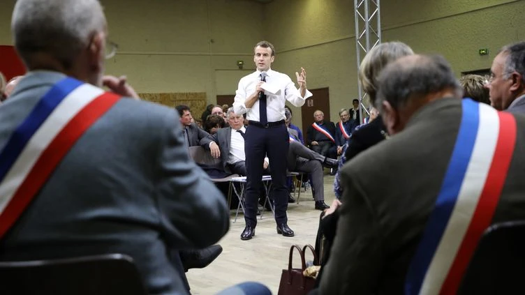 Emmanuel Macron commence un 