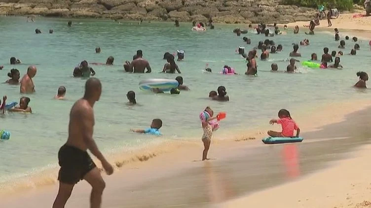 Covid-19 : des restrictions sanitaires pas toujours respectées par les vacanciers dans les Antilles