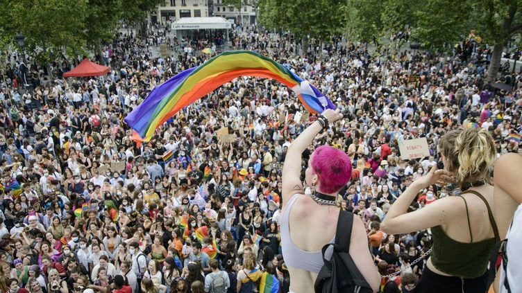 Marche des fiertés LGBT+ de Paris : des milliers de personnes défilent pour réclamer l'égalité des droits