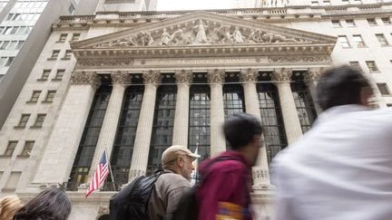 Les droits de douane additionnels imposés par Donald Trump sur les produits chinois atteignent désormais 145%, Wall Street termine en nette baisse