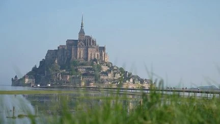 Mont-Saint-Michel : les grandes marées attirent les touristes