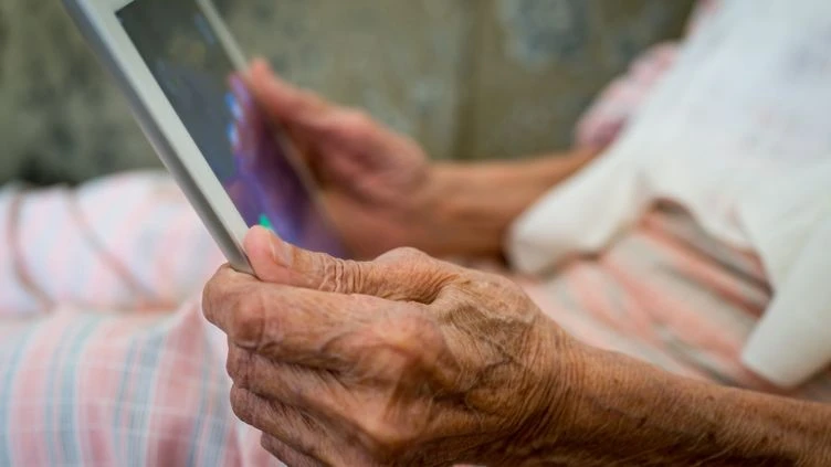 franceinfo seniors. La dématérialisation des papiers administratifs en 2022 creuse les inégalités face au numérique