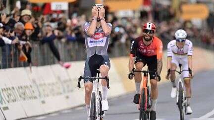 Cyclisme : Mathieu van der Poel s'offre à nouveau Milan-San Remo après un immense duel avec Tadej Pogacar