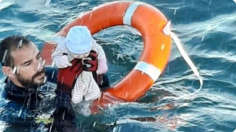 Afflux de migrants à Ceuta : la photo d'un bébé sorti des eaux par un sauveteur fait le tour du monde