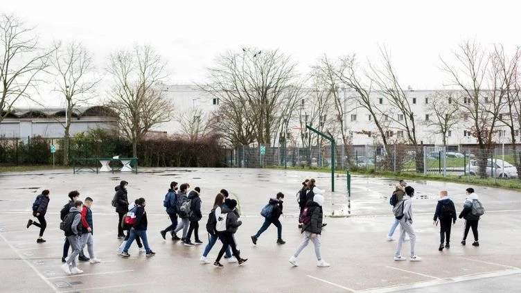 Cour d'école, marché, regroupement : dans quels cas le port du masque reste-t-il obligatoire en extérieur ?