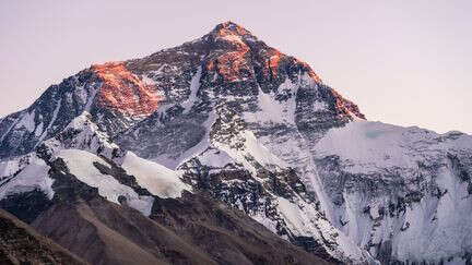 La découverte sur l'Everest d'une chaussure portée par Andrew Irvine va-t-elle permettre de résoudre la plus ancienne énigme de l’alpinisme ?