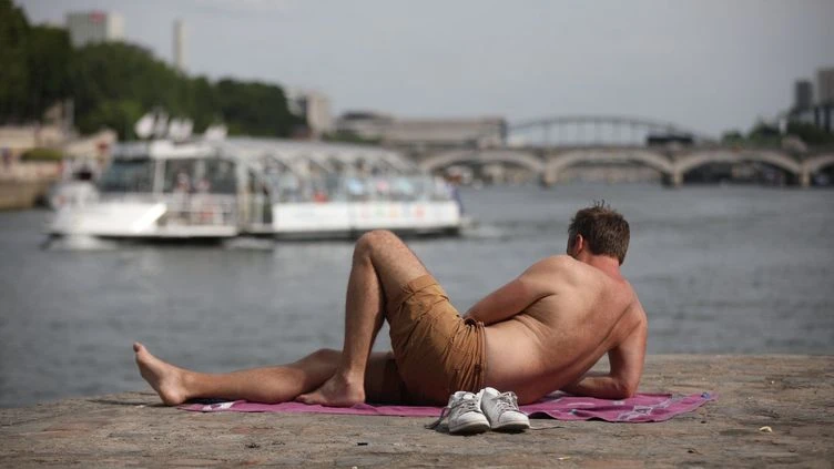 C'est mon affaire. En vacances, en ville ou à la plage, peut-on s'habiller comme on veut ?