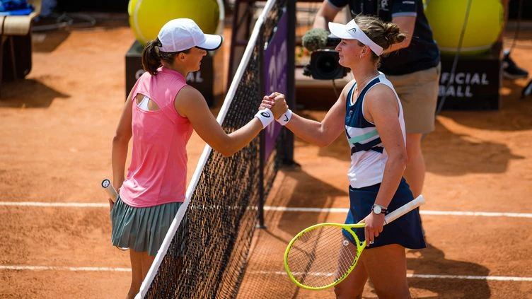 DIRECT. Roland-Garros : Swiatek et Krejcikova en finale du double dames, Djokovic-Tsitsipas en finale messieurs... Suivez la dernière journée