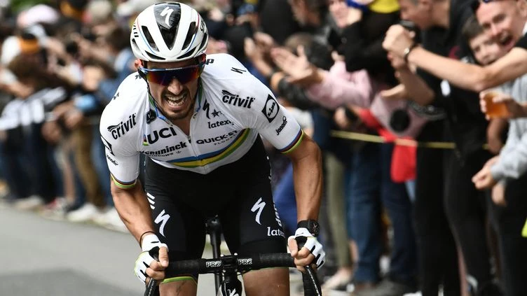 Tour de France : le maillot jaune pour Alaphilippe et des frayeurs