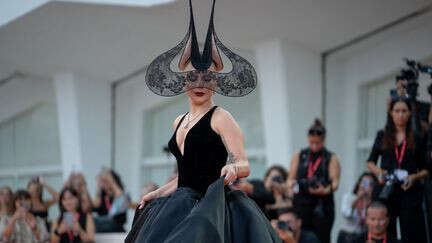 Lady Gaga tourne un clip au Louvre pour lancer l'exposition 