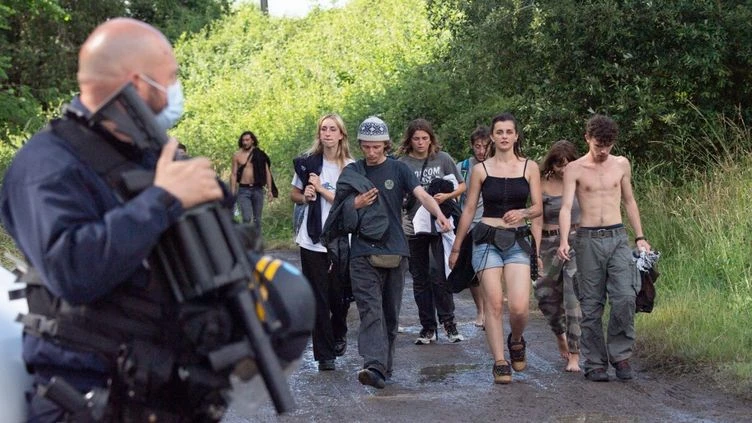 Rave-party en Ille-et-Vilaine : la cause des blessures du fêtard qui a eu la main arrachée reste inexpliquée, explique le parquet