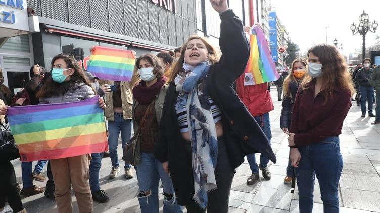 En Turquie, le procès d’étudiants accusés d’avoir brandi des drapeaux arc-en-ciel, symboles de la cause LGBT