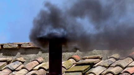 Succession du pape François : les visiteurs prennent leur mal en patience dans l'attente de la fumée blanche