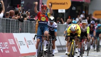 Giro 2025 : Mads Pedersen s'impose au sprint sur la première étape en Albanie et revêt le maillot de leader