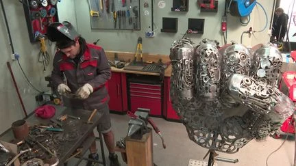 Le sculpteur de l'île de Ré, Shoodrik, peaufine son œuvre pour le pavillon du cyclisme des Jeux Olympiques