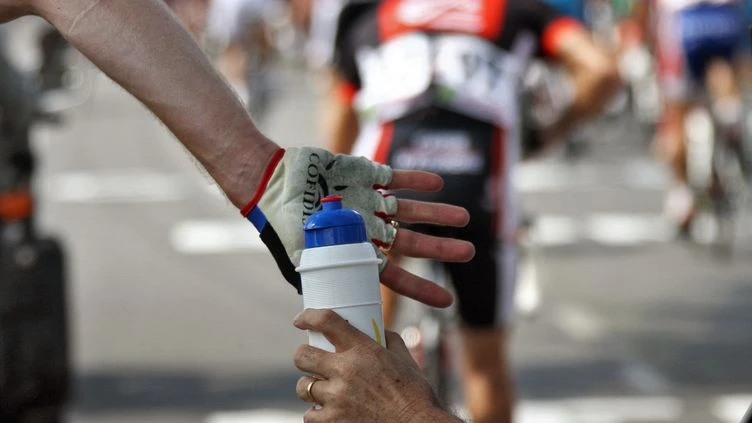Au fil de l'eau. L'eau : l'alliée indispensable des cyclistes du Tour de France